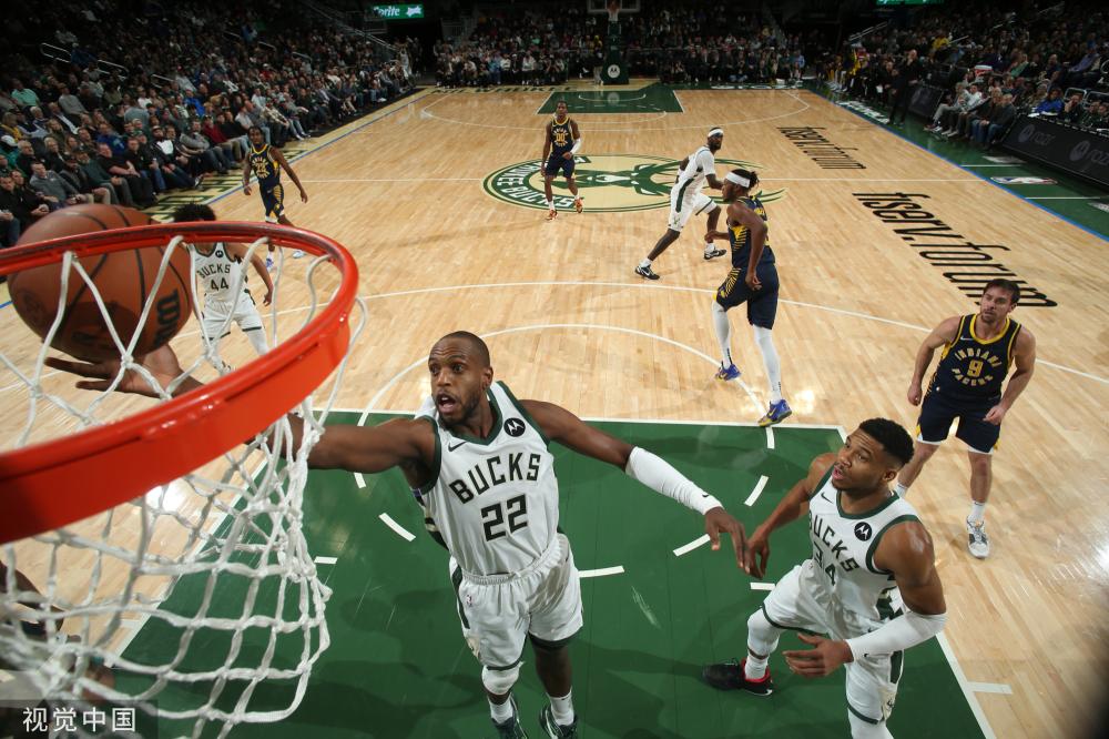 網球迷們依 網球迷們依